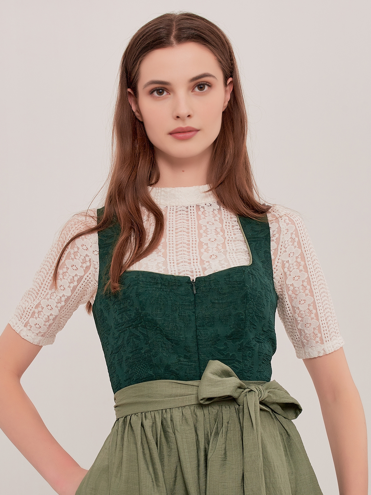 Dirndl Khaki mit eleganter Bluse