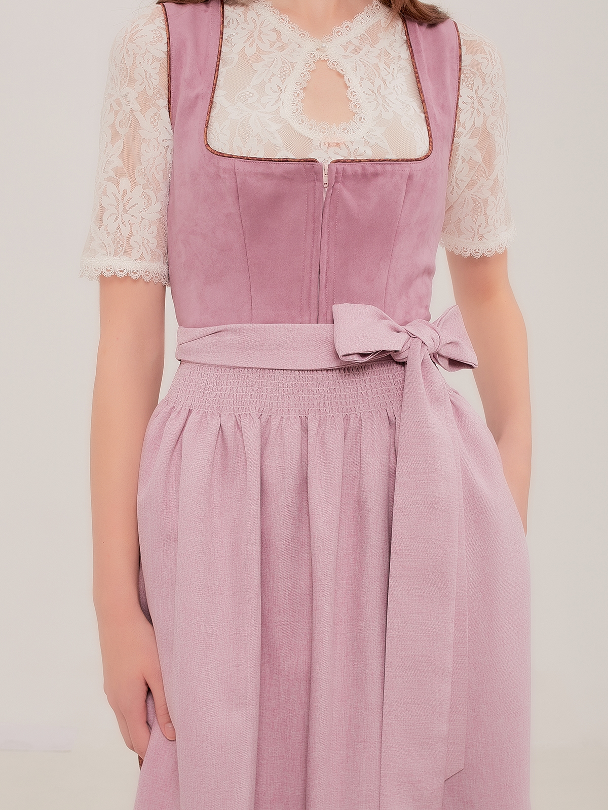 Graues Samt-Dirndl mit lila Akzenten