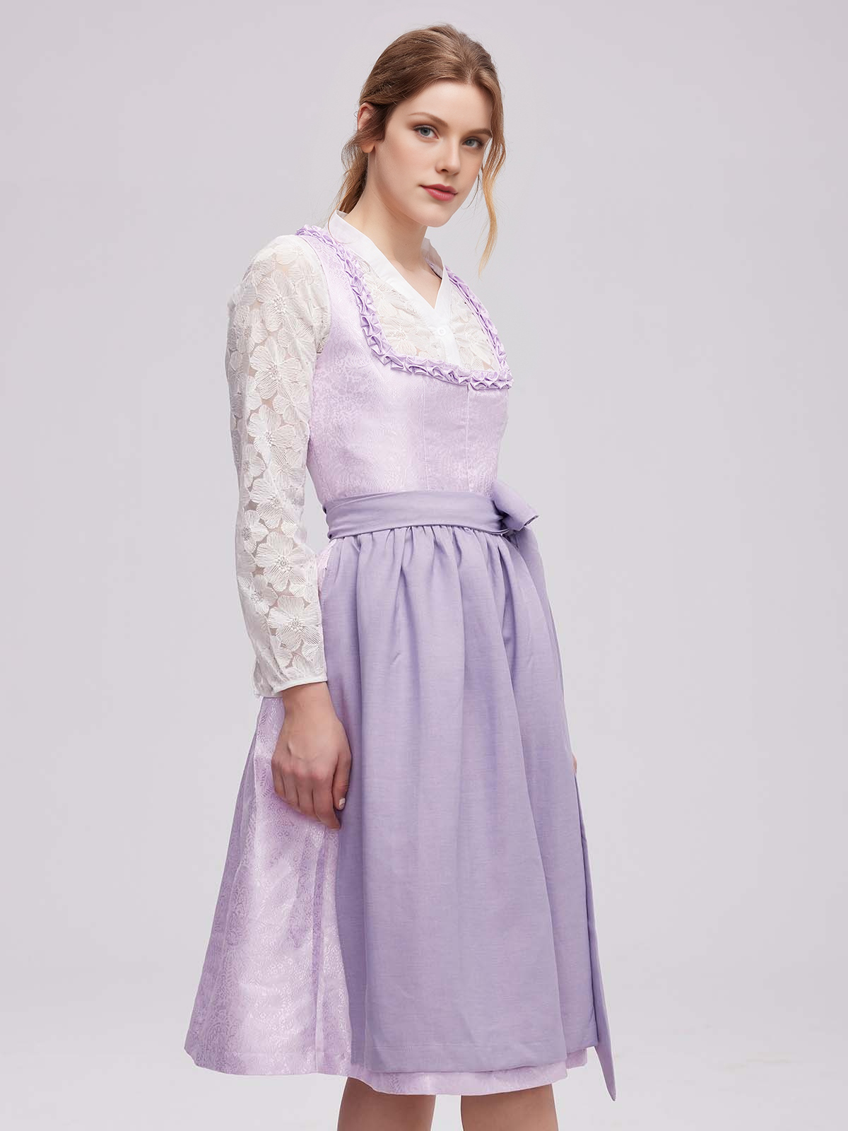 Stilvolles lila Dirndl mit perfektem Schnitt für große Oberweite
