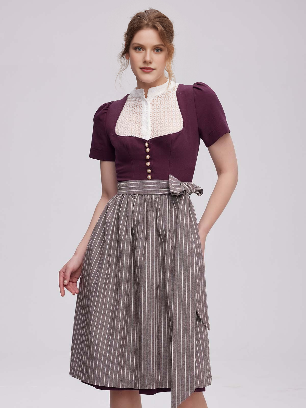 Schönes lila Dirndl für festliche Anlässe