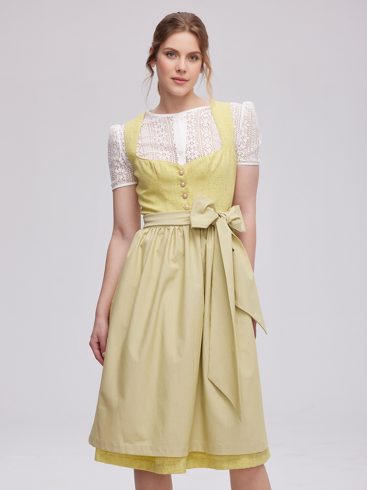 Modernes gelbes Dirndl mit schmalem Schnitt