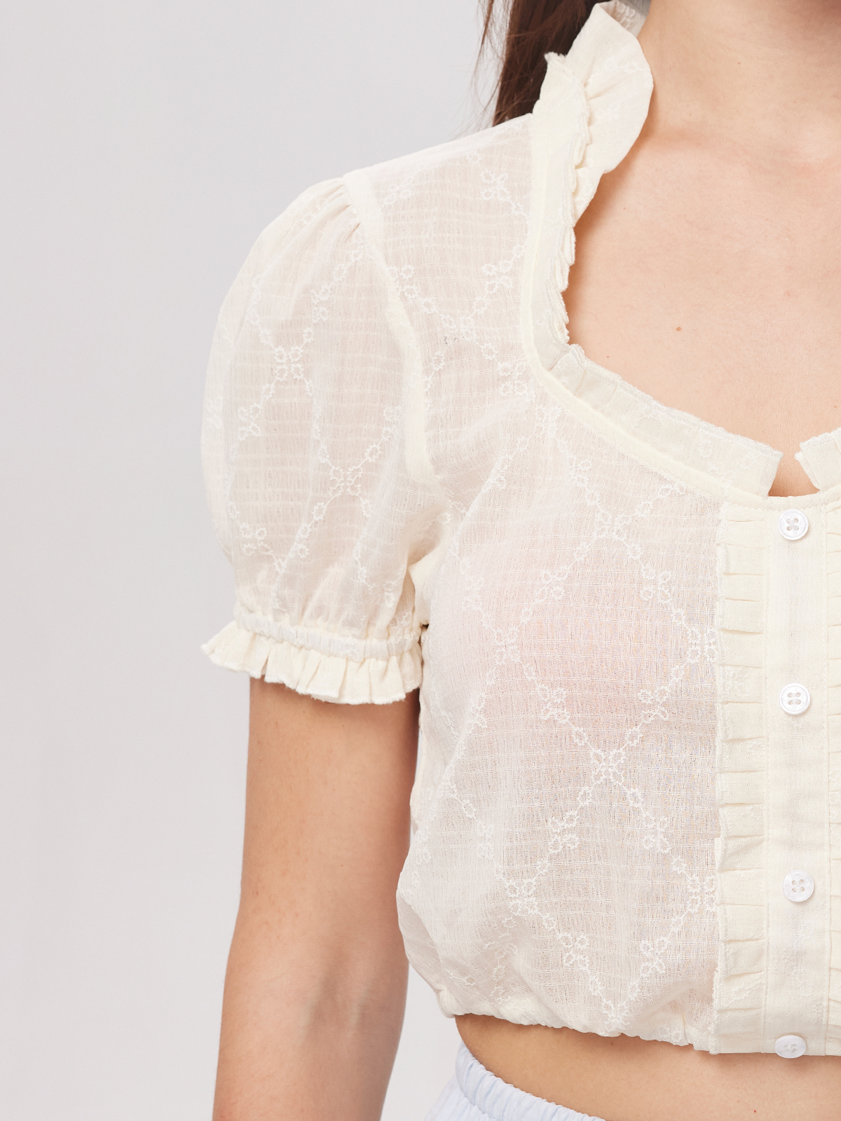 Dirndlbluse in Weiß – perfekt für ein Dirndl schwarz rosa
