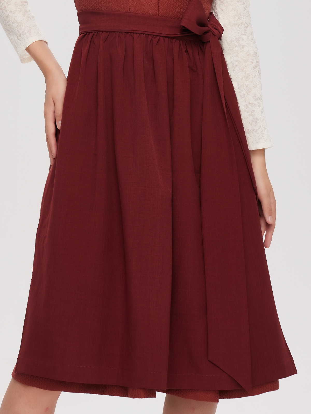 Traditionelles rotes Dirndl mit weißer Schürze