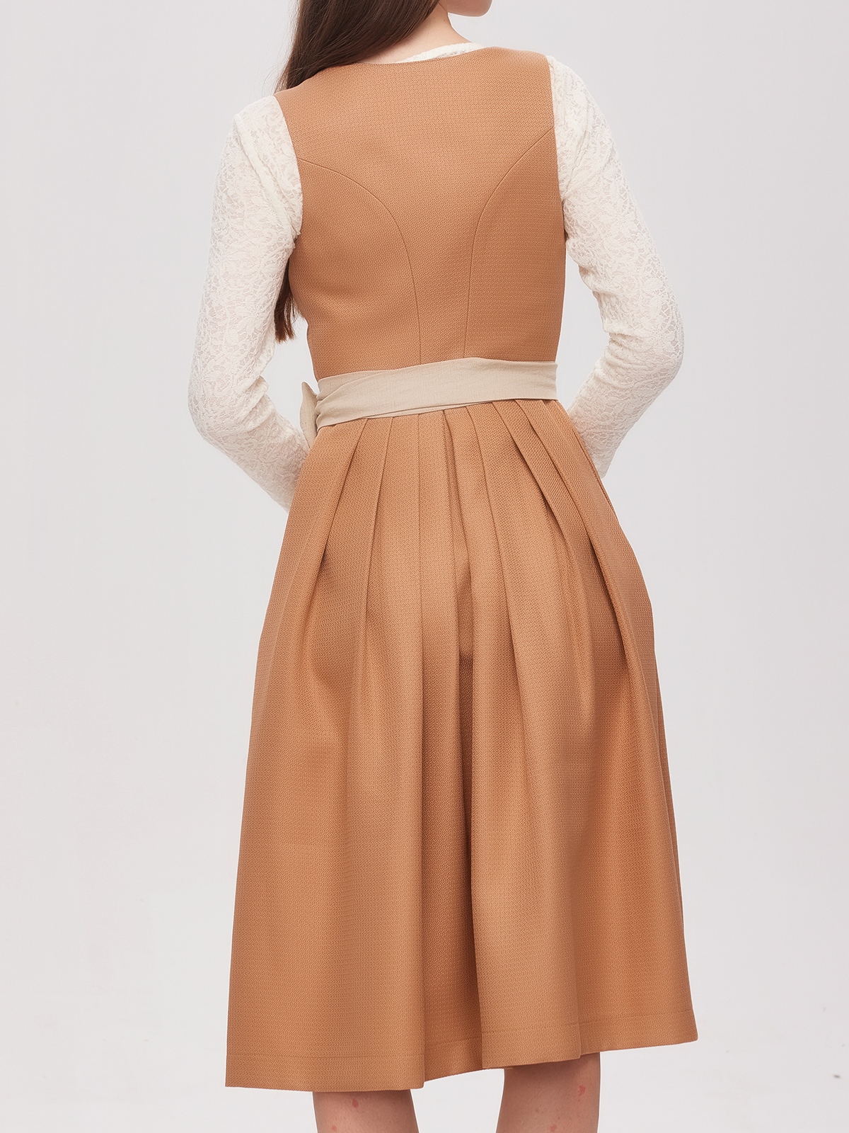 Stilvolles orangefarbenes Dirndl mit traditionellem Schnitt