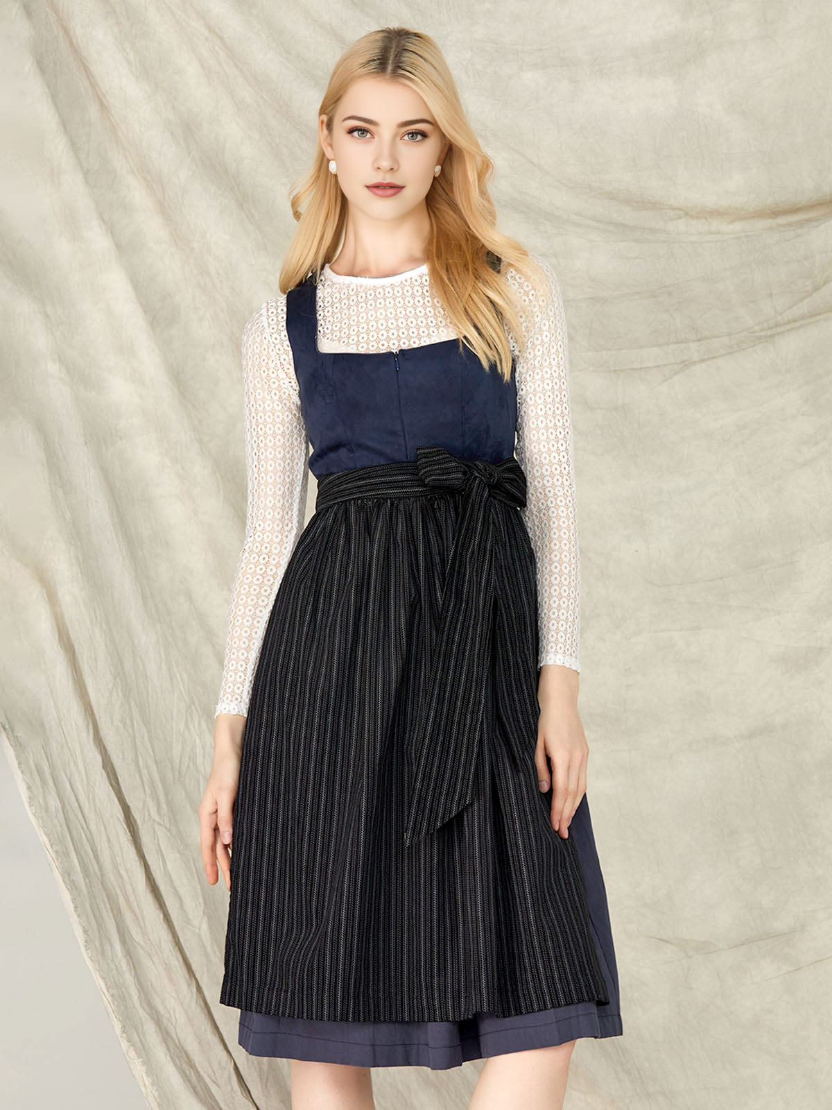 Dirndl mit tiefem Ausschnitt in Blau