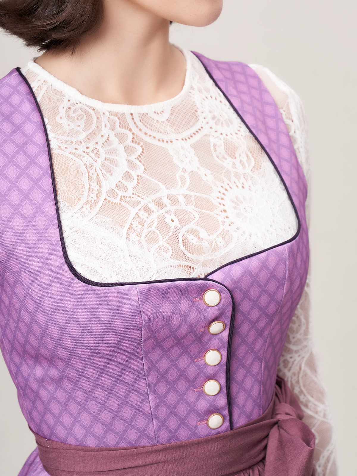 Dirndl mit Ausschnitt in Lila – feminin und stilvoll