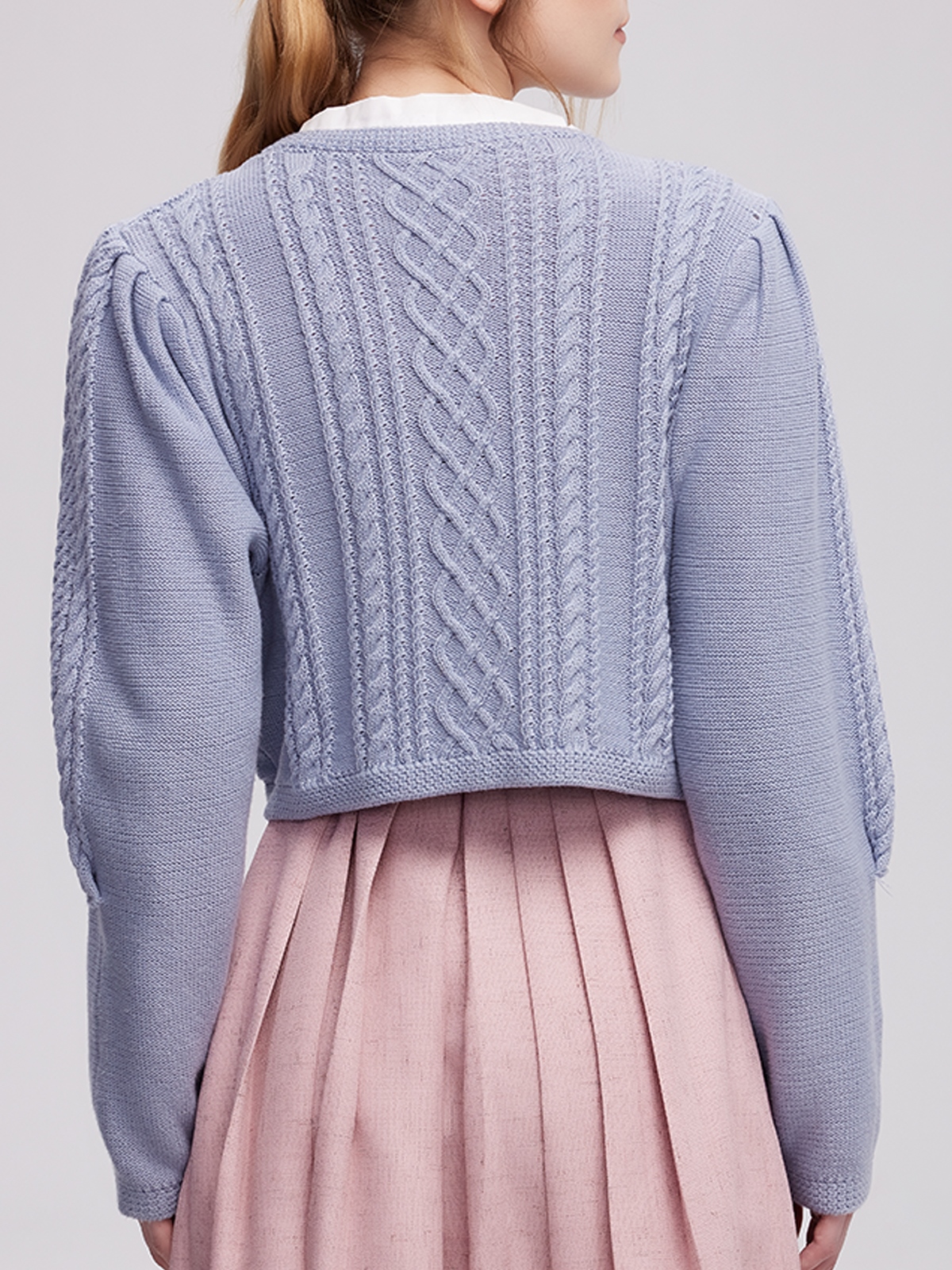 Ein modernes blaues Dirndl mit feiner Stickerei