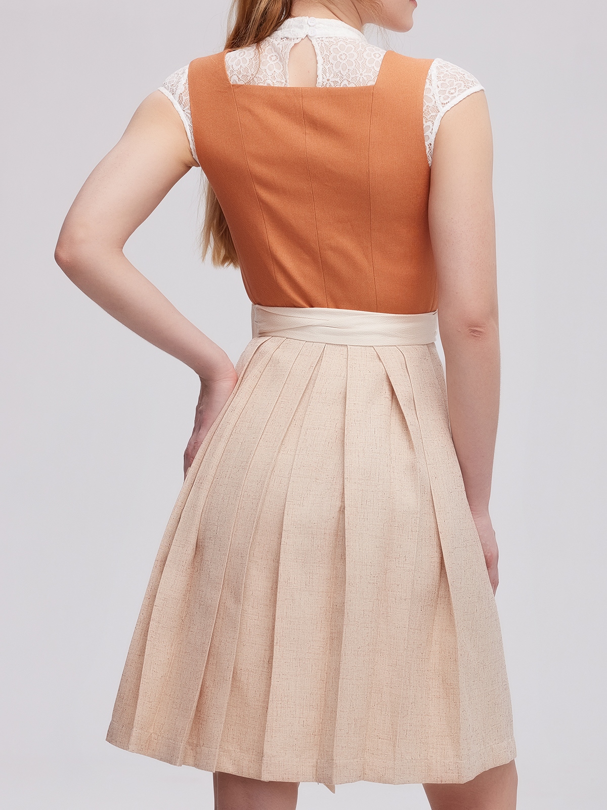 Traditionelles Dirndl in Orange