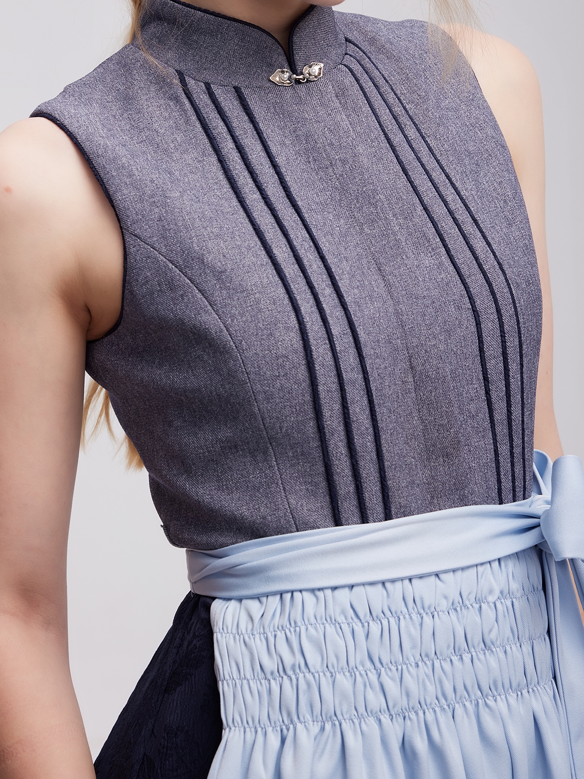 Dirndl aus Samt in Grau