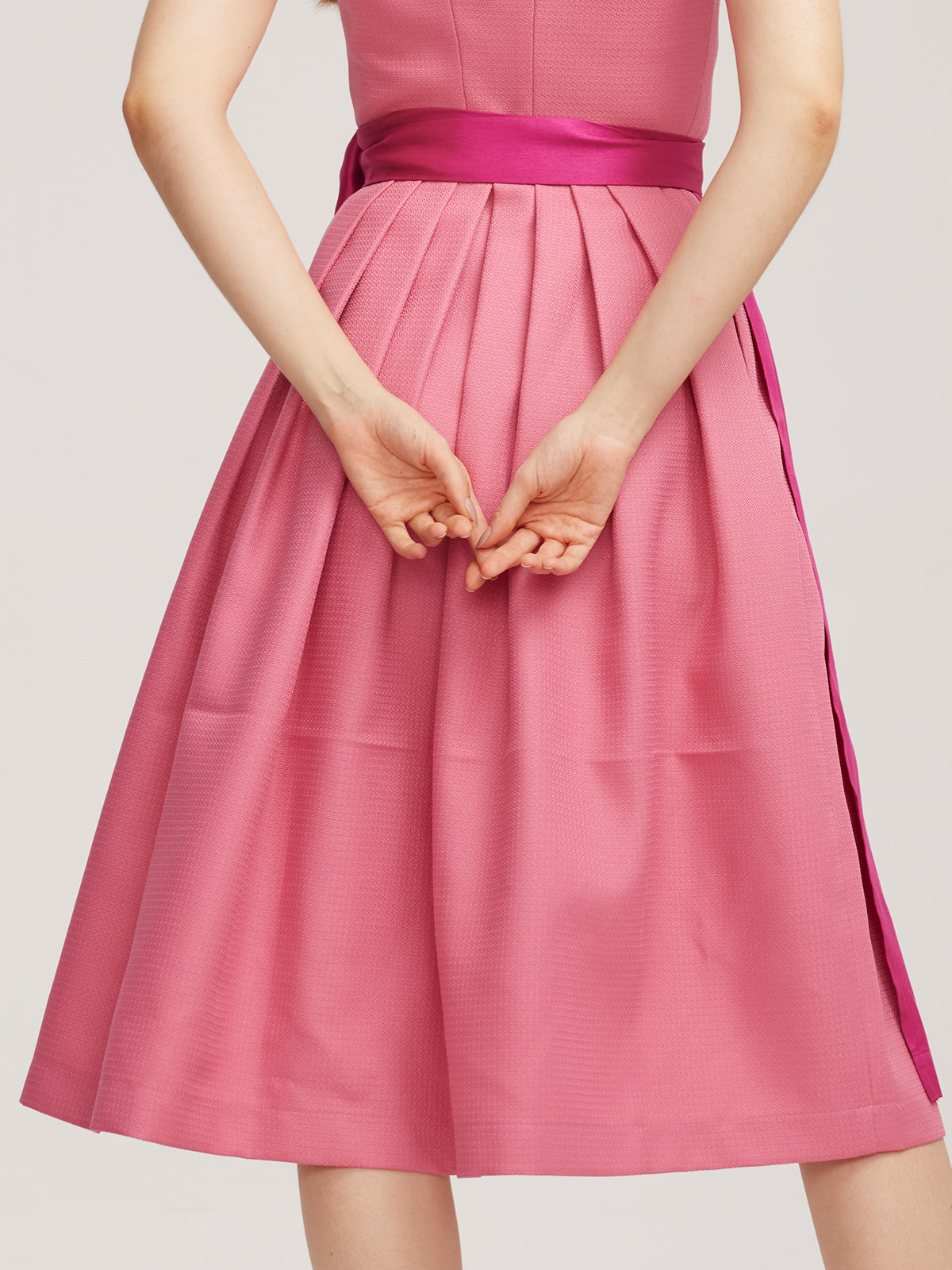 Modernes Dirndl in Gelb