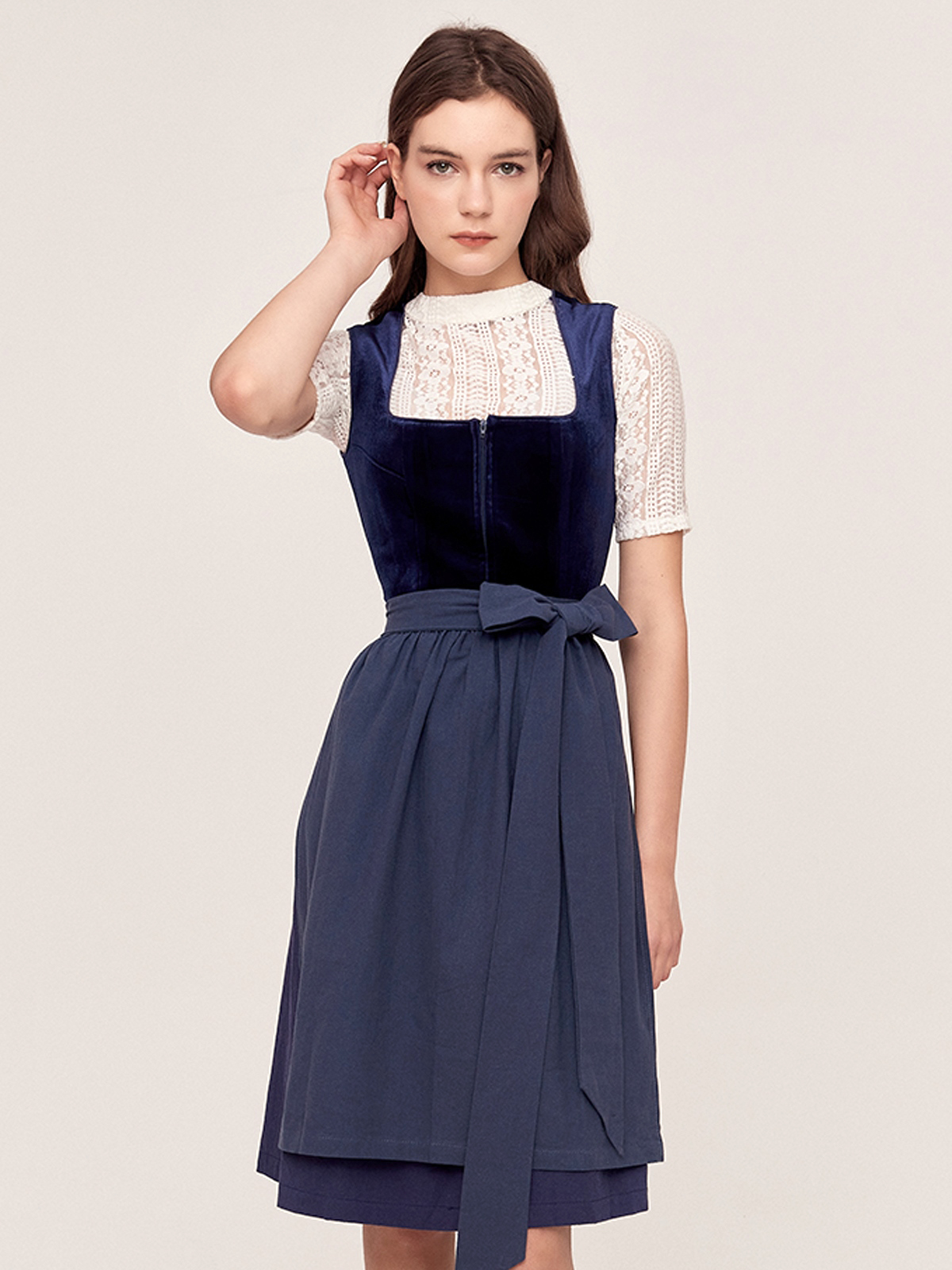 Dunkelblaues Dirndl mit traditioneller Stickerei