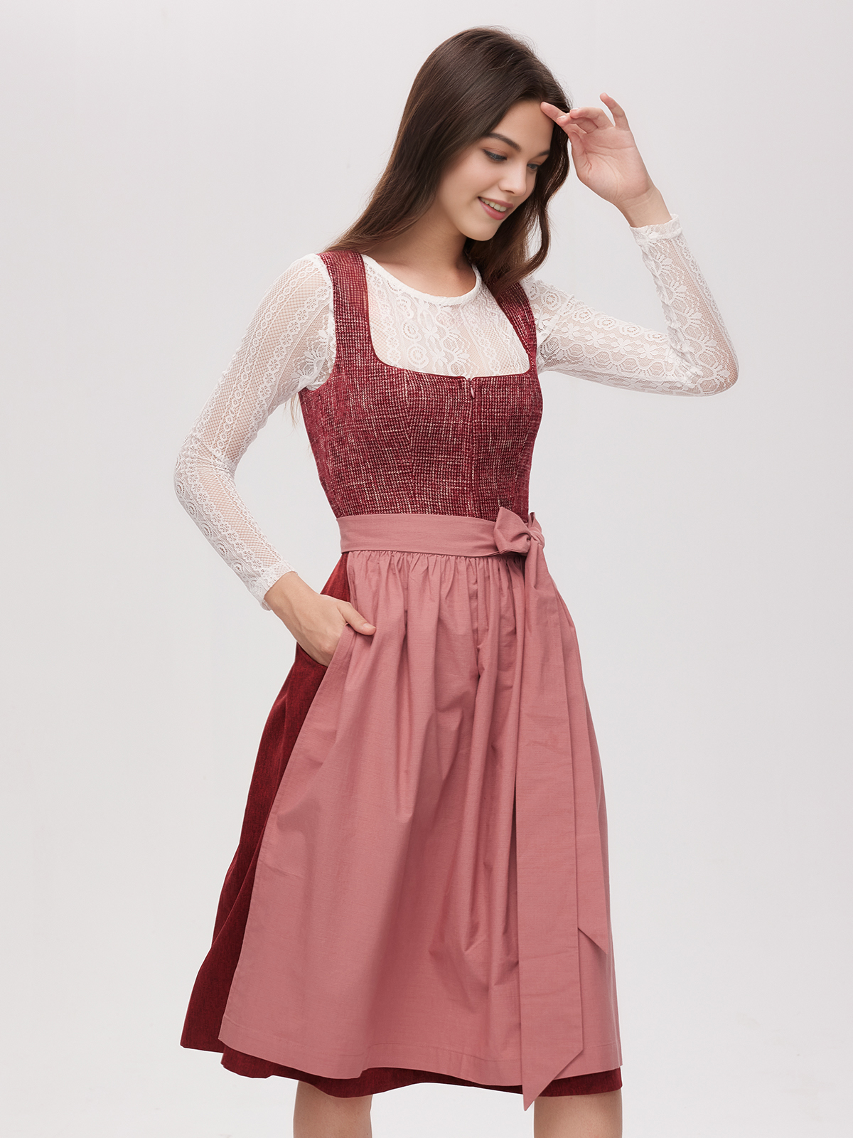 Modernes Dirndl in Rot mit floralen Details