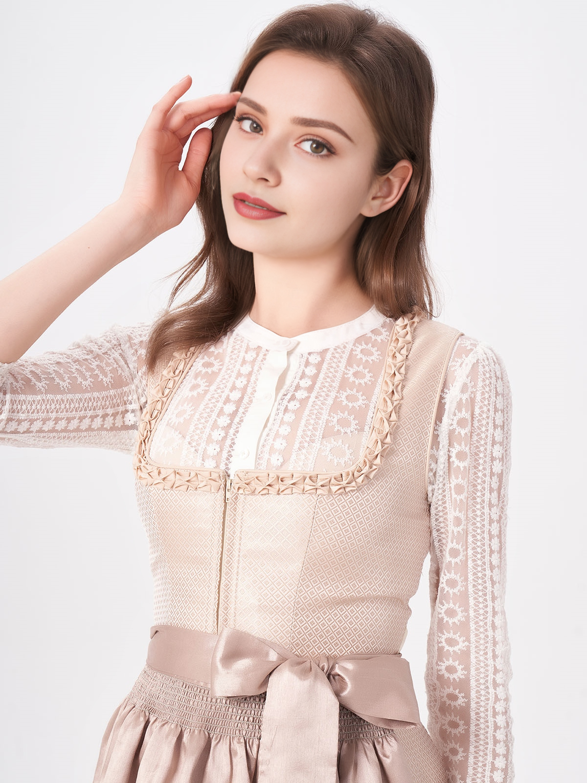 Ein elegantes Dirndl in beige-schwarz zeigt perfekt die Balance zwischen Tradition und Moderne