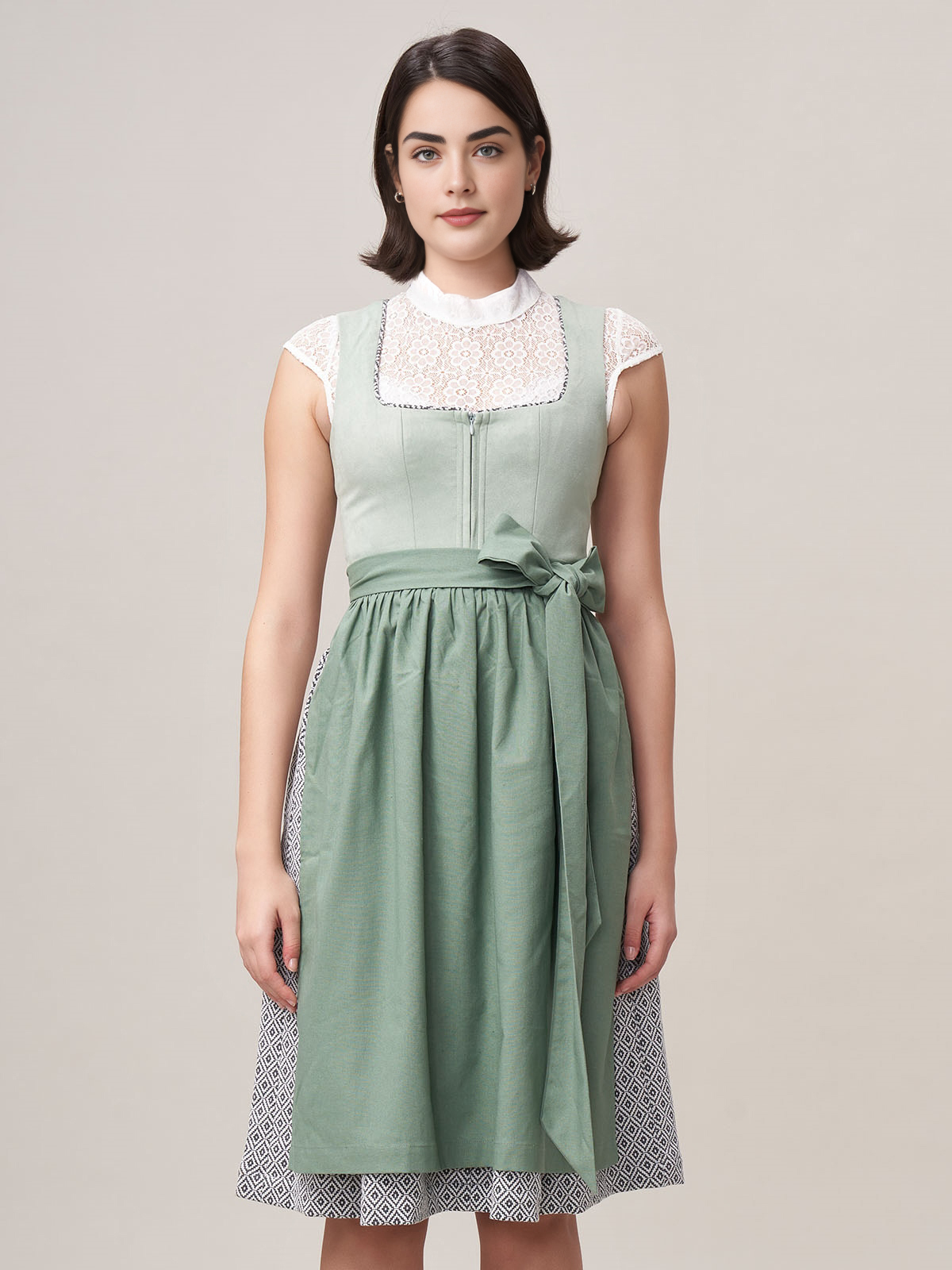 Ein smaragdgrünes Dirndl mit aufwendiger Stickarbeit und schmeichelhaftem Schnitt.