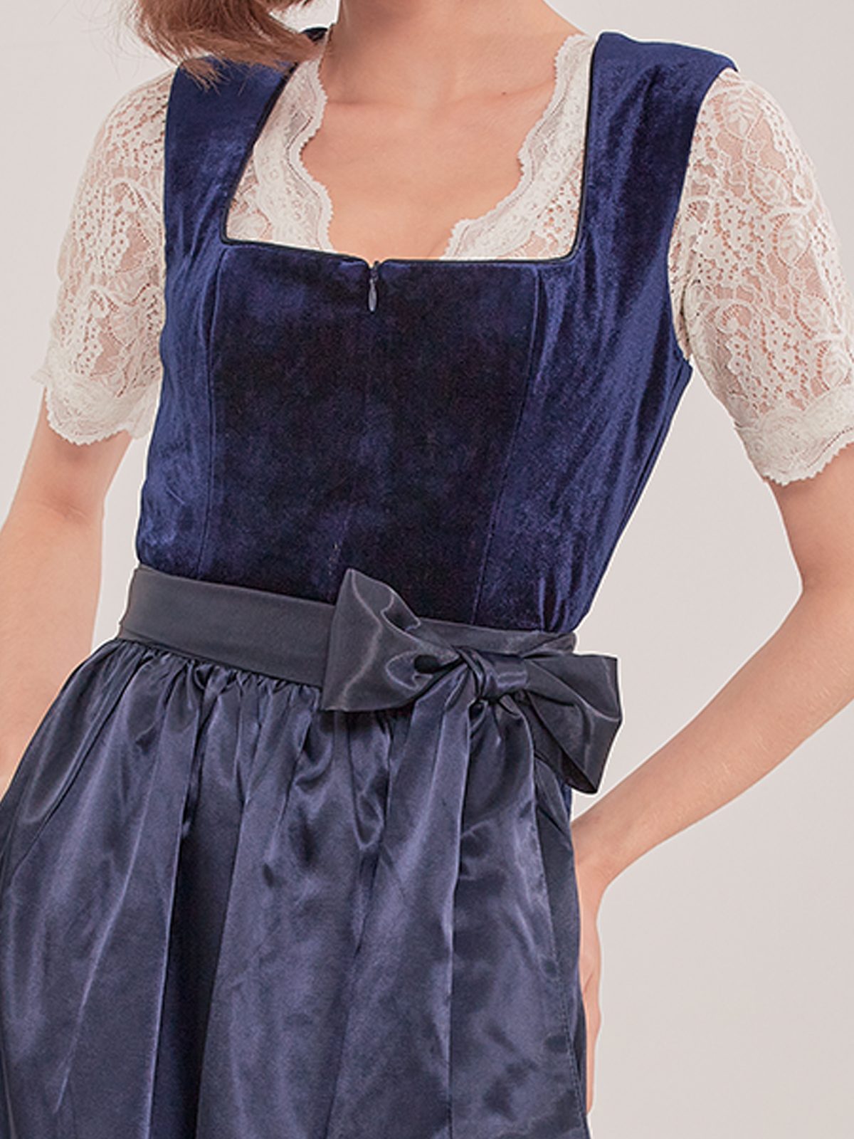 Modernes Dirndl in Blau mit roter Bluse