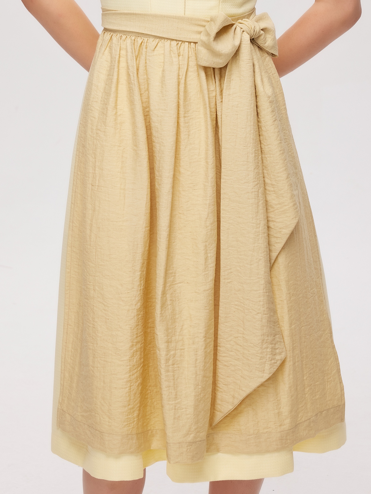 Modernes Dirndl in Gelb