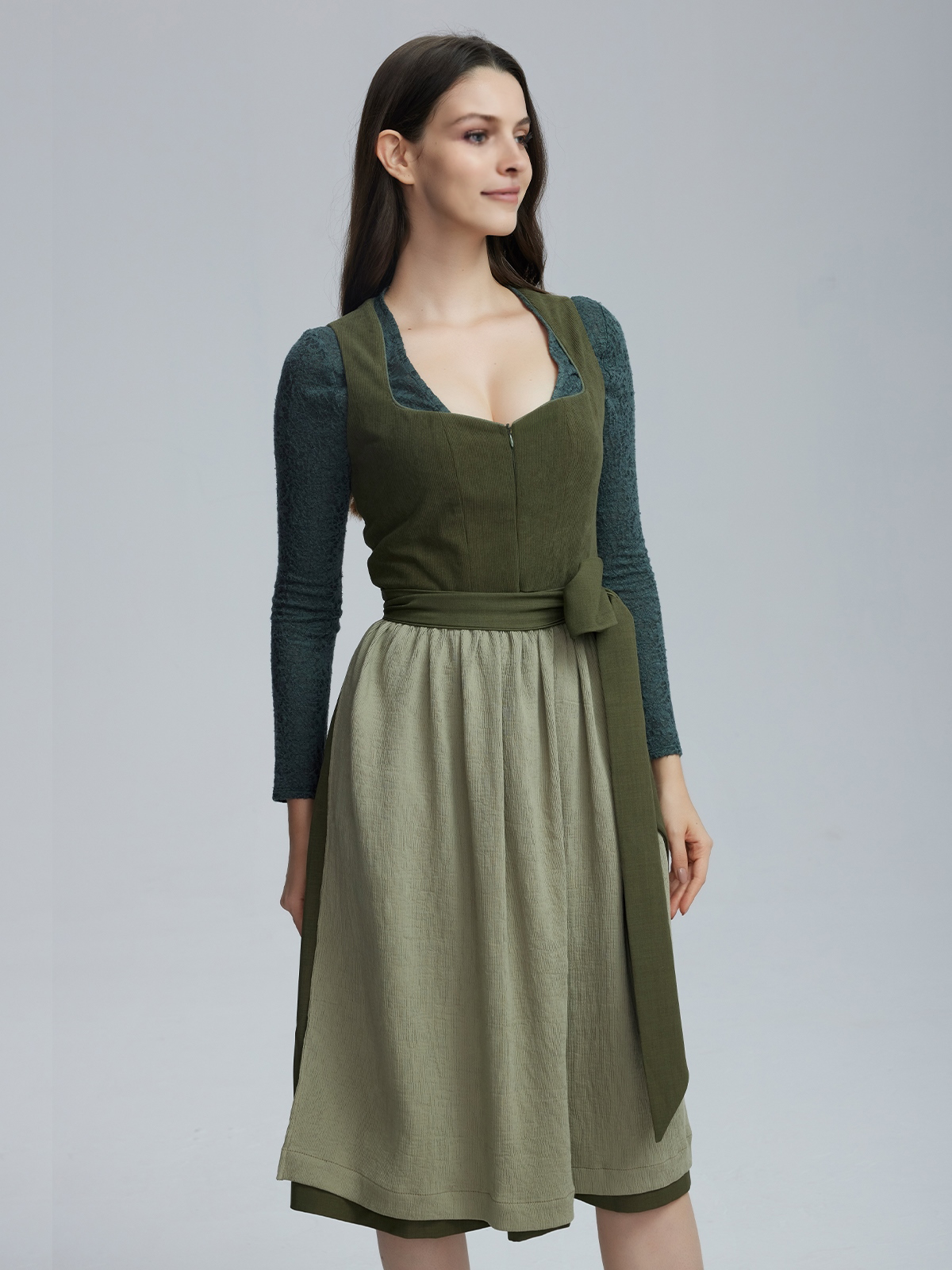 Modernes grünes Leder Dirndl mit traditionellen Elementen