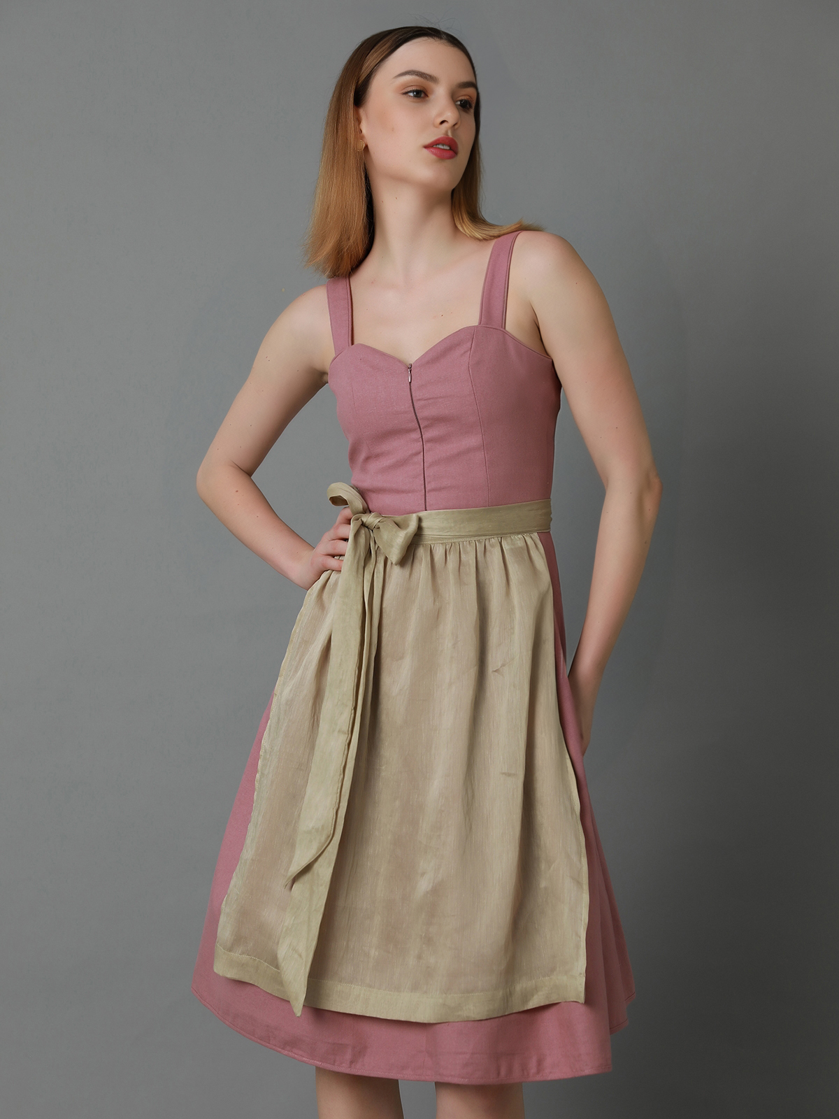 Ein rosa Dirndl mit Spitzenbesatz – perfekt für romantische Anlässe