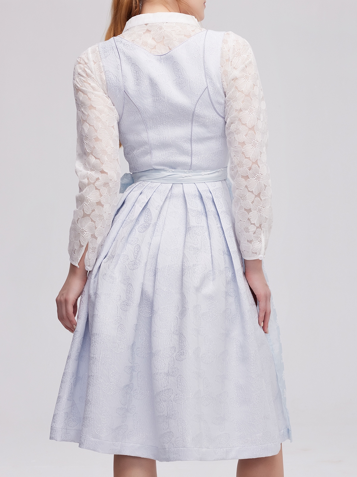 Elegantes blaues Langarm Dirndl mit traditioneller Stickerei