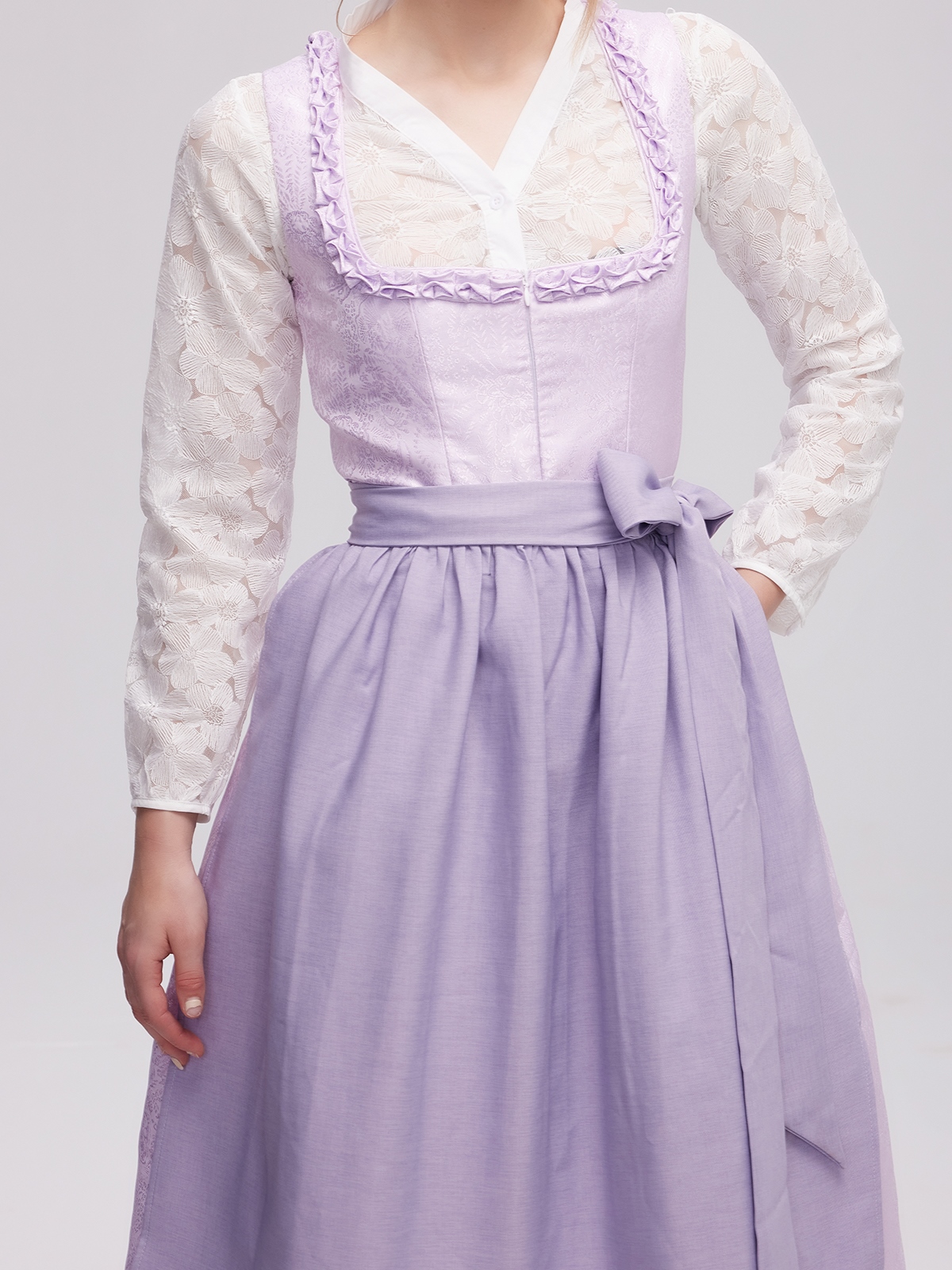 Schwarzes Dirndl mit modernem Schnitt
