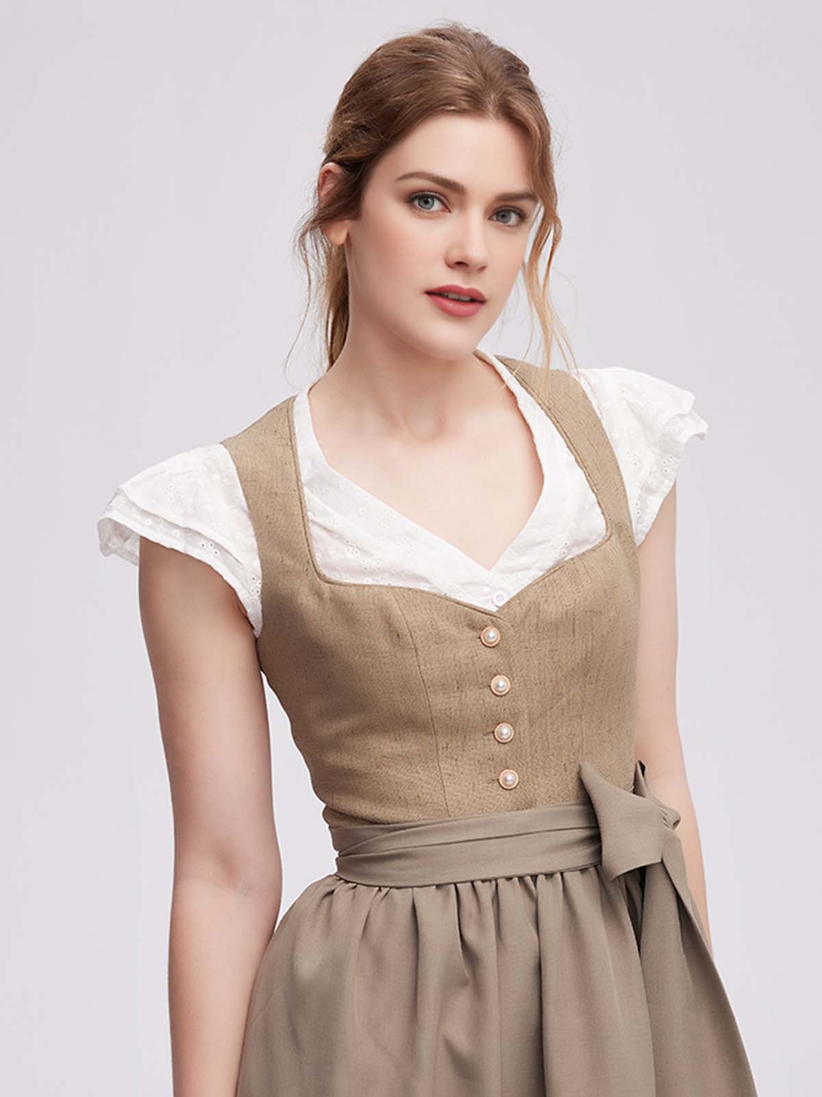 Lachsfarbenes Dirndl mit floralen Details